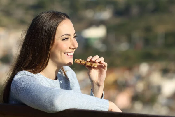 Gelukkig Vrouw Eten Cornflakes Bar Zitten Buiten Een Park Bank — Stockfoto