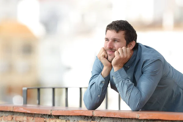 Hombre Pensativo Contemplando Pensando Balcón Una Ciudad —  Fotos de Stock