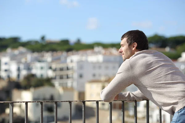 Vista Lateral Hombre Relajado Meditando Con Los Ojos Cerrados Pie — Foto de Stock