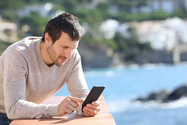 Seriös Man Som Använder Smarttelefon Stranden Våren — Stockfoto