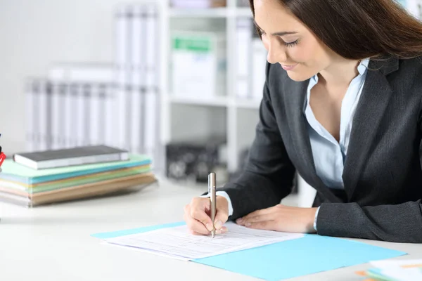 Mujer Ejecutiva Llenando Formulario Sentado Escritorio Oficina —  Fotos de Stock