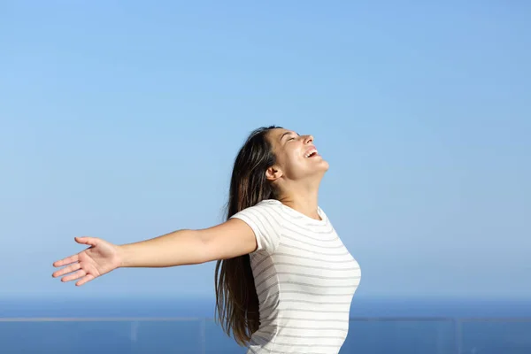 Счастливая Женщина Дышит Свежим Воздухом Смеется Вытянув Руки Балконе Отеля — стоковое фото