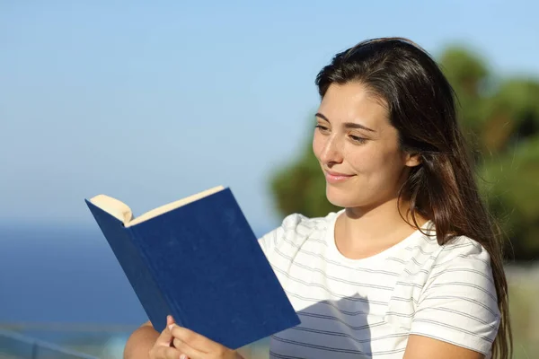 Avslappnad Kvinna Läser Bok Hotellbalkong Stranden Sommarsemester — Stockfoto