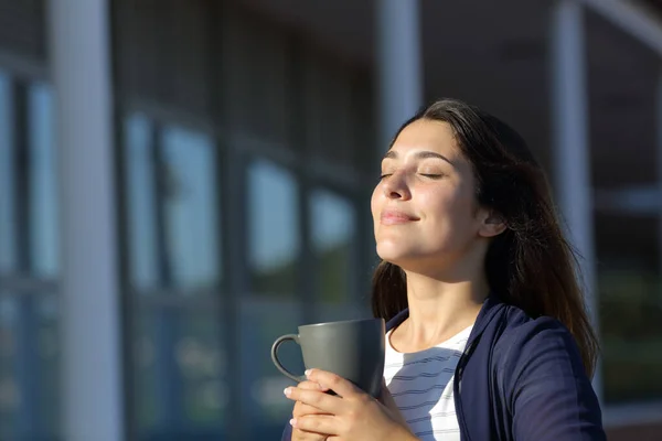 Frau Trinkt Entspannt Kaffee Und Atmet Frische Luft Hotel — Stockfoto