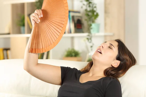 Chica Sufriendo Golpe Calor Ventilador Sentado Sofá Sala Estar Casa — Foto de Stock