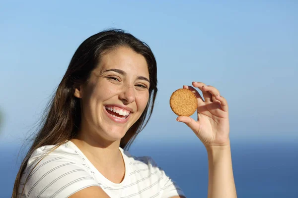 Mulher Feliz Mostrando Biscoito Rindo Praia Dia Ensolarado — Fotografia de Stock