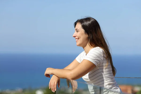 Portrait Latéral Une Femme Heureuse Regardant Loin Dans Balcon Hôtel — Photo