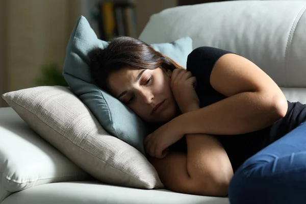 Wanita Yang Sedih Mengeluh Dalam Gelap Berbaring Sofa Ruang Tamu — Stok Foto