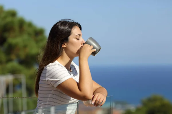 Sidovy Porträtt Kvinna Som Dricker Kaffe Hotellbalkong Stranden Sommarsemester — Stockfoto