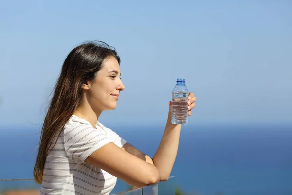 Profile Woman Holding Bottle Water Looking Away Hotel Balcony Beach — Stock Photo, Image