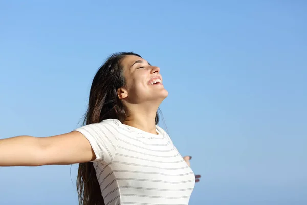 Счастливая Женщина Дышит Свежим Воздухом Распространяется Пляжу Голубым Небом Заднем — стоковое фото
