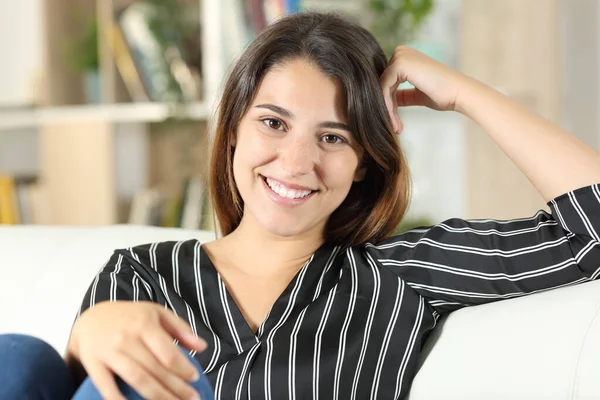 Portrait Happy Confident Woman Sitting Sofa Home Looking Camera — Stock Photo, Image