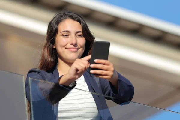 Hotelgast Checkt Smartphone Sonnigem Tag Auf Balkon — Stockfoto