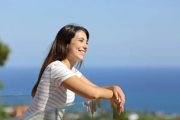 Gelukkige Vrouw Overweegt Zeegezicht Een Hotel Balkon Het Strand — Stockfoto