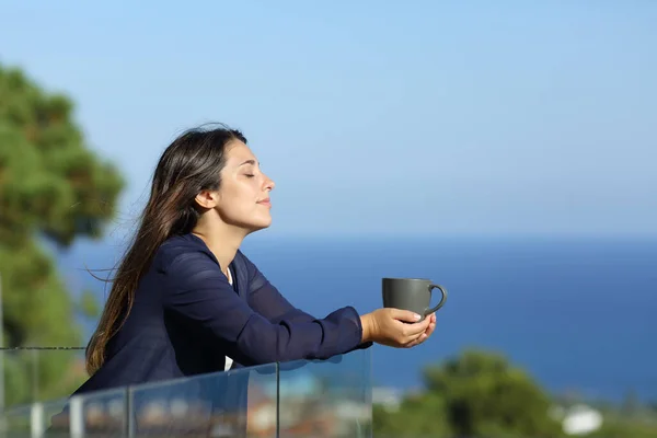 Profilo Una Donna Rilassata Balcone Hotel Con Una Tazza Caffè — Foto Stock