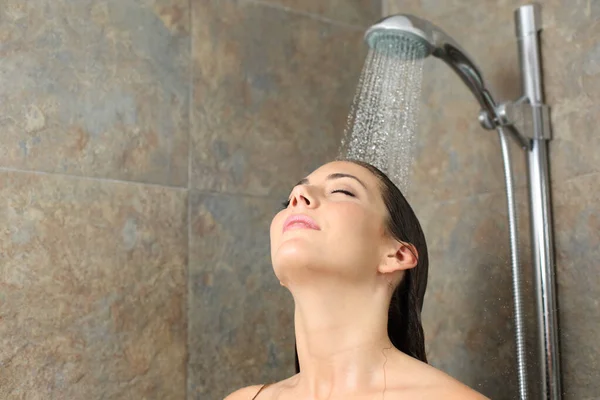 Elégedett Miután Zuhany Pihentető Vízzel Esik Fejére Fürdőszobában — Stock Fotó