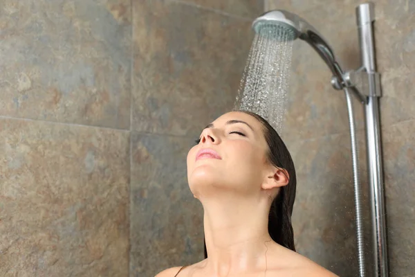 Mujer Satisfecha Teniendo Ducha Relajante Con Agua Cayendo Cabeza Baño —  Fotos de Stock