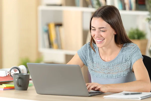 Allievo Felice Ridendo Usando Computer Portatile Imparando Seduto Una Scrivania — Foto Stock