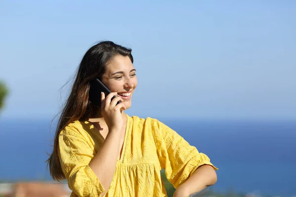 Szczęśliwa Kobieta Dzwoni Telefon Hotelowym Balkonie Plaży Lecie — Zdjęcie stockowe