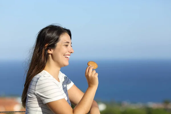 Retrato Uma Mulher Feliz Come Biscoito Uma Varanda Hotel Praia — Fotografia de Stock