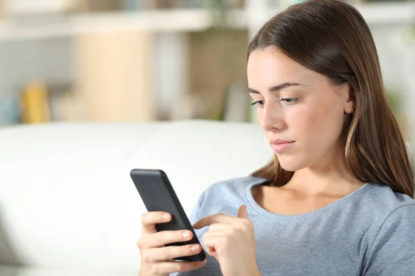 Adolescente Usando Teléfono Inteligente Sentado Sofá Sala Estar Casa — Foto de Stock