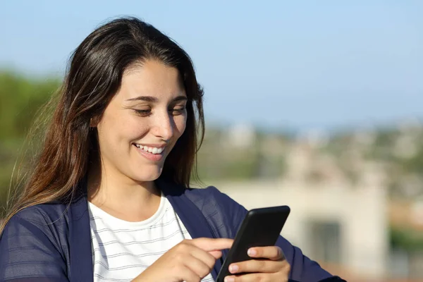 Gelukkig Vrouw Controleren Smart Phone Buiten Een Zonnige Dag — Stockfoto