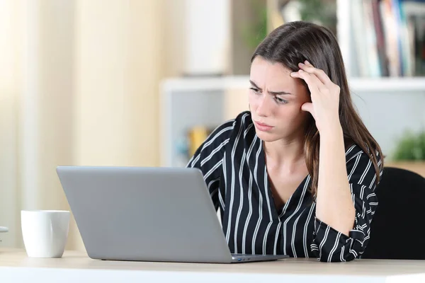 Orolig Kvinna Kontrollera Laptop Sitter Stol Hemma — Stockfoto