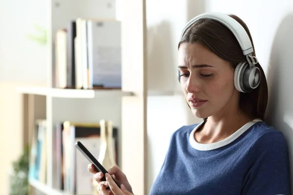 Triste Adolescente Quejándose Escuchar Música Mirando Hacia Abajo Llorando Casa — Foto de Stock