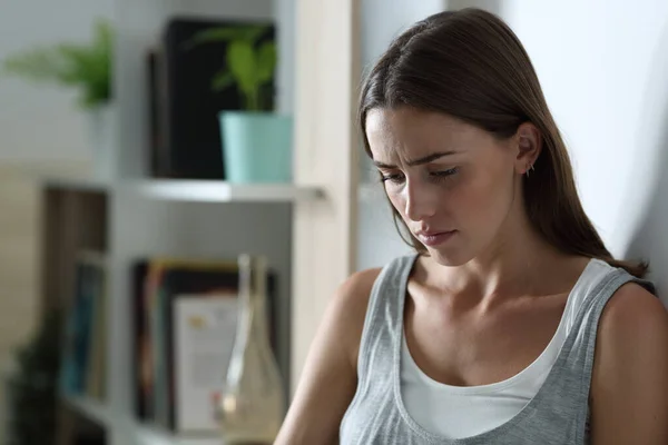 Chica Triste Quejándose Sola Mirando Hacia Abajo Casa Noche — Foto de Stock