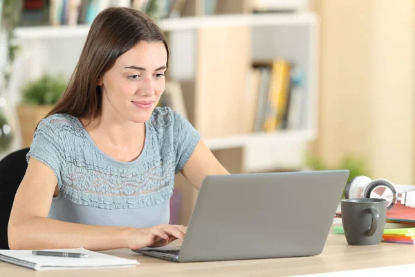 Studente Scrive Sul Computer Portatile Learning Seduto Una Scrivania Casa — Foto Stock