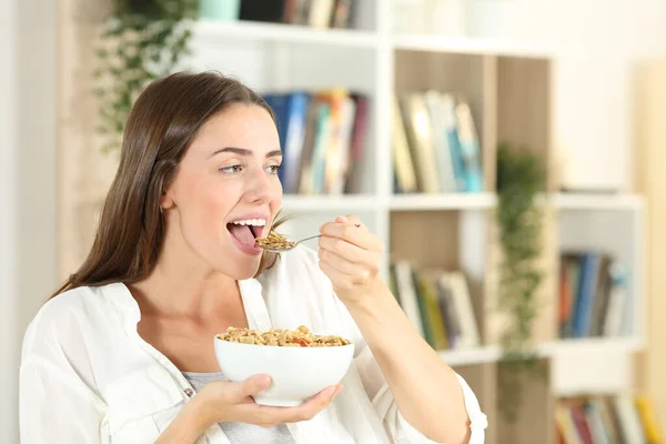 Ευτυχισμένο Κορίτσι Άνοιγμα Στόμα Τρώει Δημητριακά Για Πρωινό Στο Σπίτι — Φωτογραφία Αρχείου
