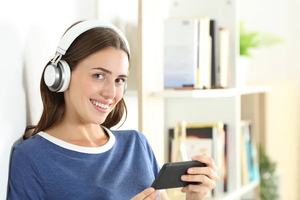 Adolescente Feliz Con Teléfono Inteligente Auriculares Mira Pie Casa — Foto de Stock