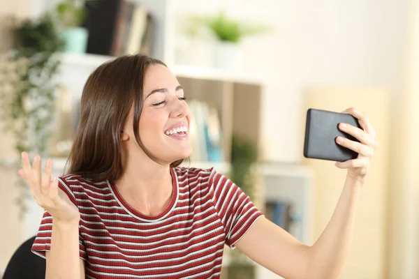 Feliz Adolescente Falando Uma Chamada Vídeo Telefone Inteligente Sentado Casa — Fotografia de Stock