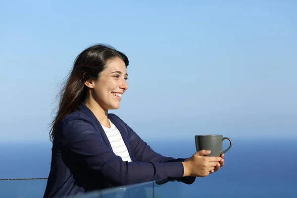 Glad Kvinna Överväger Och Håller Kaffekopp Ett Hotell Balkong Stranden — Stockfoto