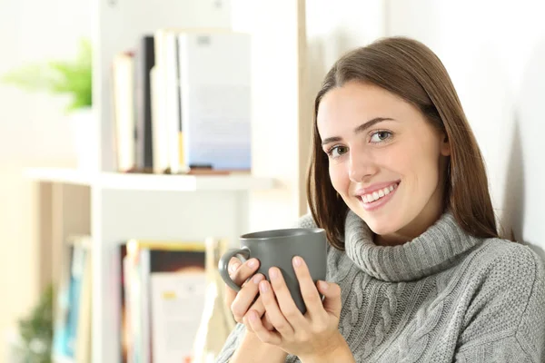 Wanita Bahagia Memakai Sweater Melihatmu Memegang Cangkir Kopi Musim Dingin — Stok Foto