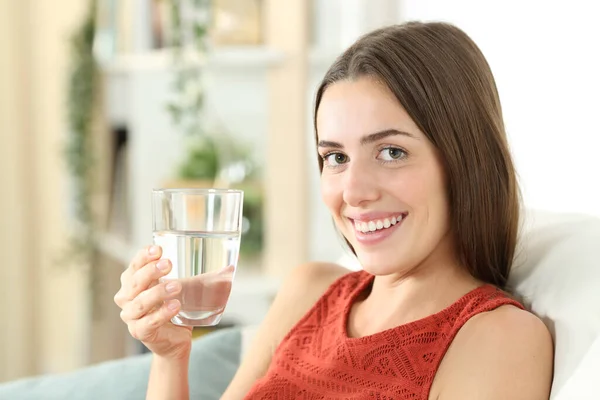 Glückliche Frau Hält Hause Ein Mineralwasserglas Auf Einer Couch Wohnzimmer — Stockfoto