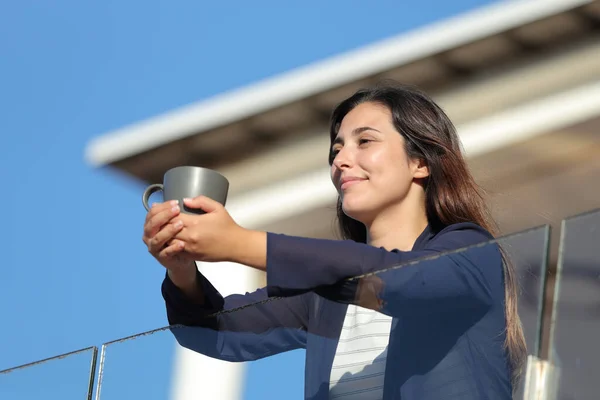 Donna Che Tiene Una Tazza Caffè Rilassante Contemplando Vista Balcone — Foto Stock