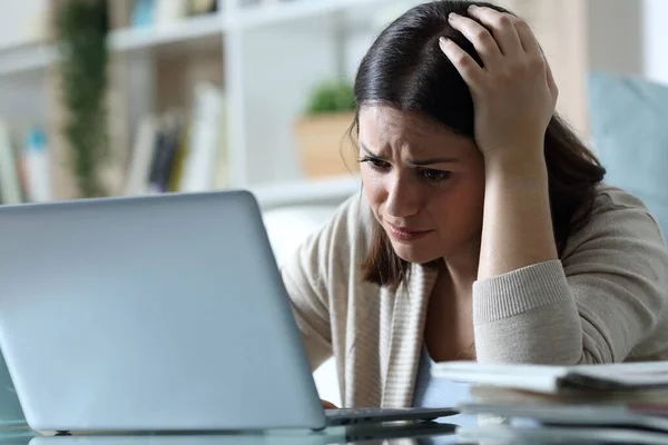 悲しい女性は自宅でラップトップ上の電子メールで悪いニュースをチェック不平を言う — ストック写真