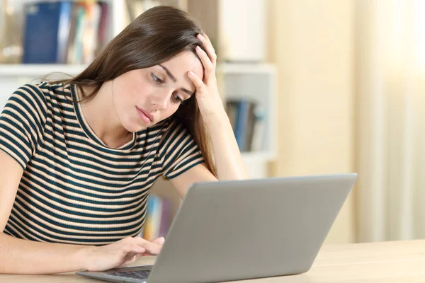 Cansado Adolescente Usando Laptop Uma Mesa Sala Estar Casa — Fotografia de Stock