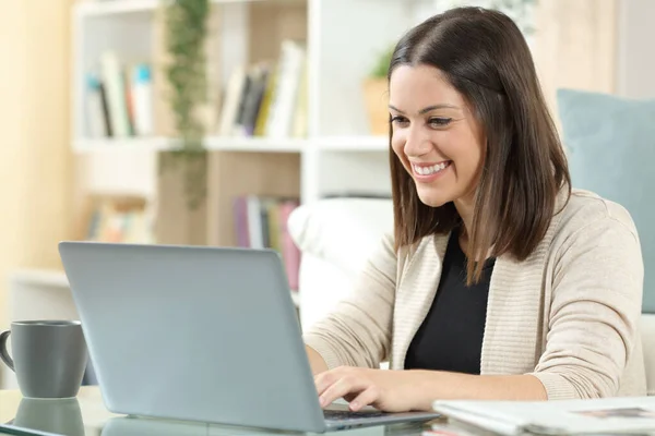 Mujer Feliz Está Utilizando Ordenador Portátil Una Mesa Sentada Sala — Foto de Stock