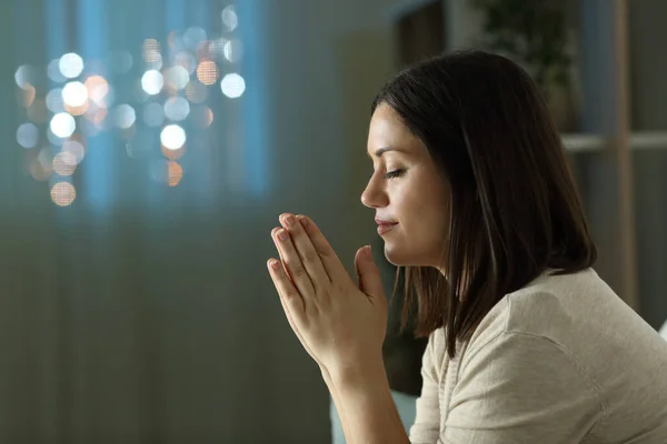 Профіль Християнської Релігійної Жінки Яка Молиться Вночі Сидячи Дивані Вітальні — стокове фото