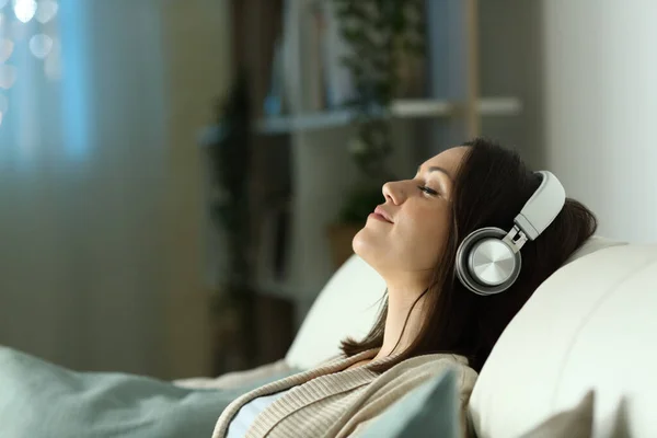 Perfil Una Mujer Relajada Escuchando Música Con Auriculares Noche Sentada — Foto de Stock