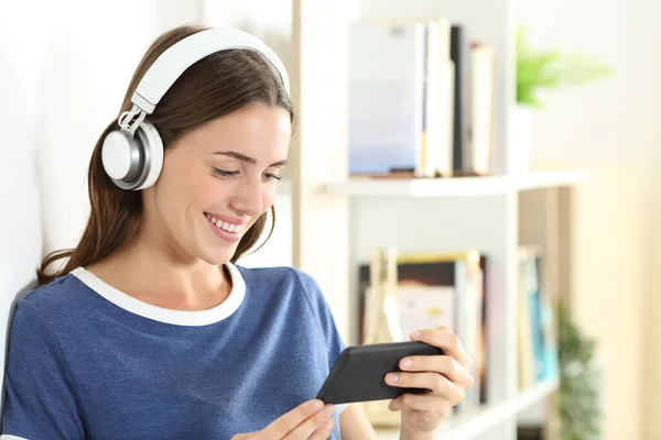 Mulher Feliz Assistindo Vídeos Online Telefone Inteligente Casa — Fotografia de Stock