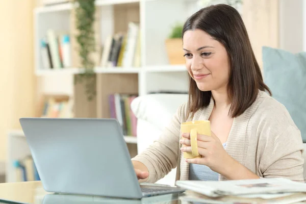 Wanita Puas Minum Kopi Menggunakan Laptop Atas Meja Rumah — Stok Foto