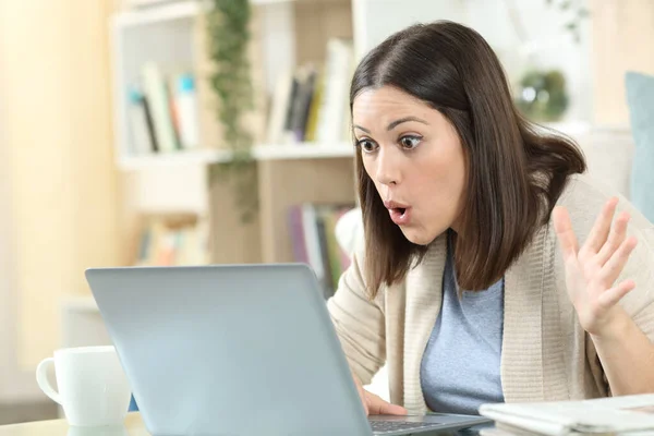 Mujer Sorprendida Revisando Buenas Noticias Portátil Sentado Escritorio Casa —  Fotos de Stock