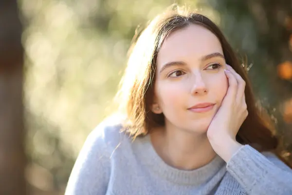 Mujer Pensativa Mirando Hacia Otro Lado Jardín Fotos de stock