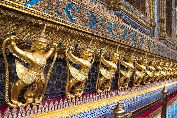 Wat Phra Kaew 寺庙周围的黄金雕像 泰国曼谷 — 图库照片
