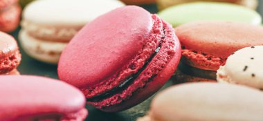 Farklı renkli macaroons otantik siyah yüzey üzerinde atış yukarıya kapatmak