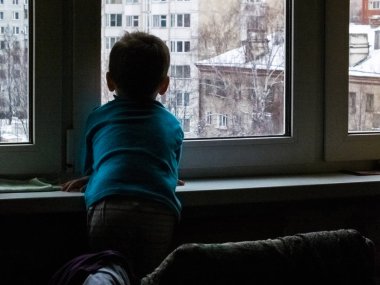 Küçük bir çocuk pencereden dışarı bahar ya da bir şey için bekleyen görünüyor... Kar yağıyordu ve dışarısı soğuk