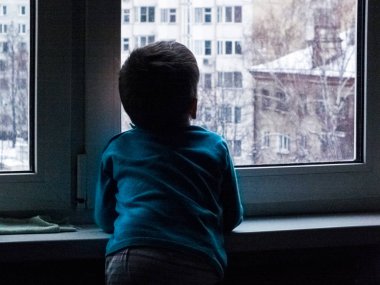 Küçük bir çocuk pencereden dışarı bahar ya da bir şey için bekleyen görünüyor... Kar yağıyordu ve dışarısı soğuk